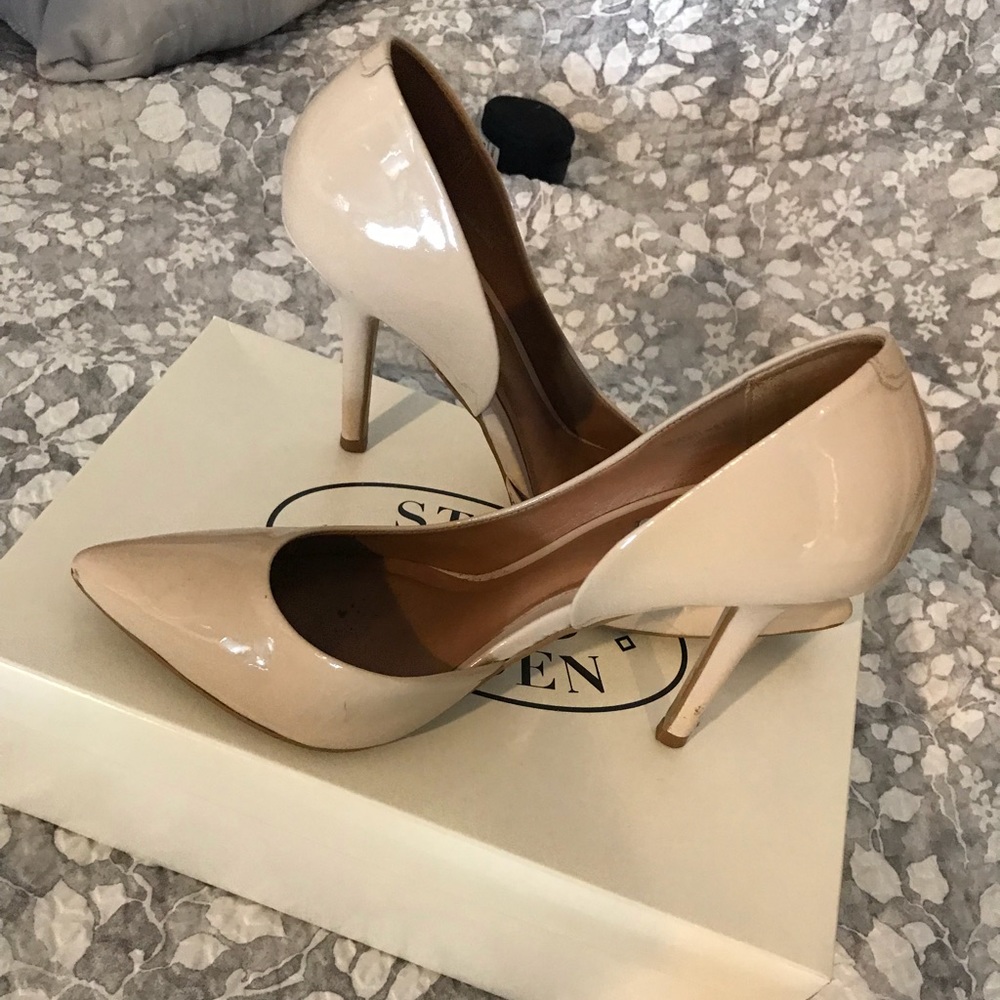Neutral colored pumps!